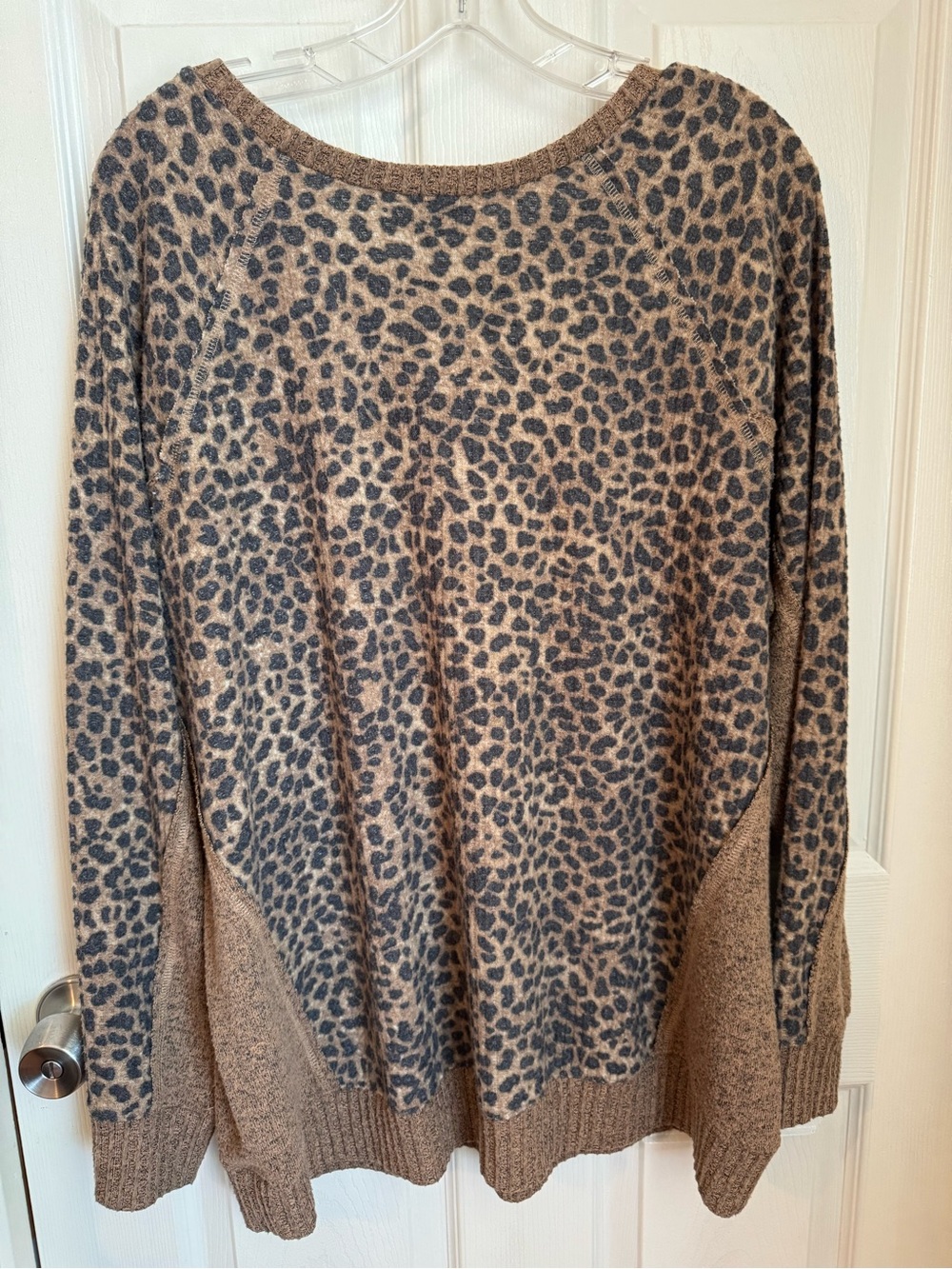Torrid Brushed Waffle Knit Leopard
Raglan Sweatshirt, Size 2X, EUC - Picture 5 of 14